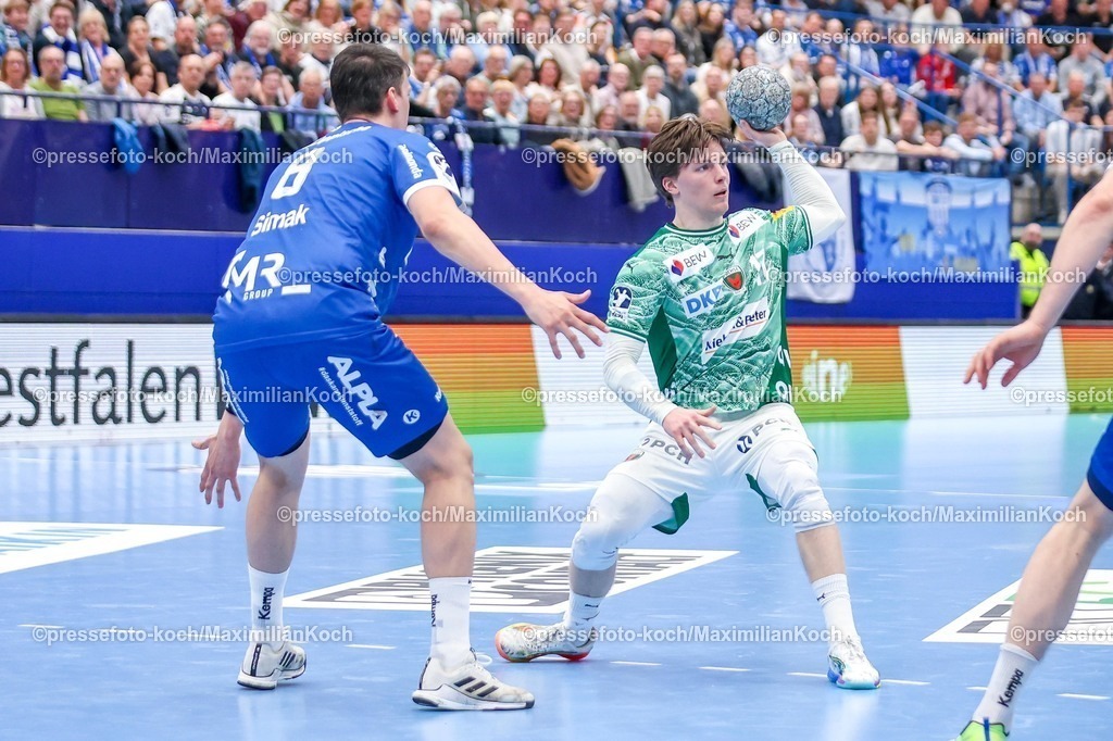 xkwix12042602045 | 2026.04.12, xkwix, Handball, HBL, TBV Lemgo Lippe -  Füchse Berlin, PHOENIX CONTACT arena, 28.Spieltag, Saison 2025 / 2026: Nils Lichtlein (Füchse Berlin #17) passt Ball imZweikampf gegen Frederik Simak (TBV Lemgo Lippe #8) DFB regulations prohibit any use of photographs as image sequences and or quasi-video. Photo: xKamilxWilkowskixPressefotoKochx