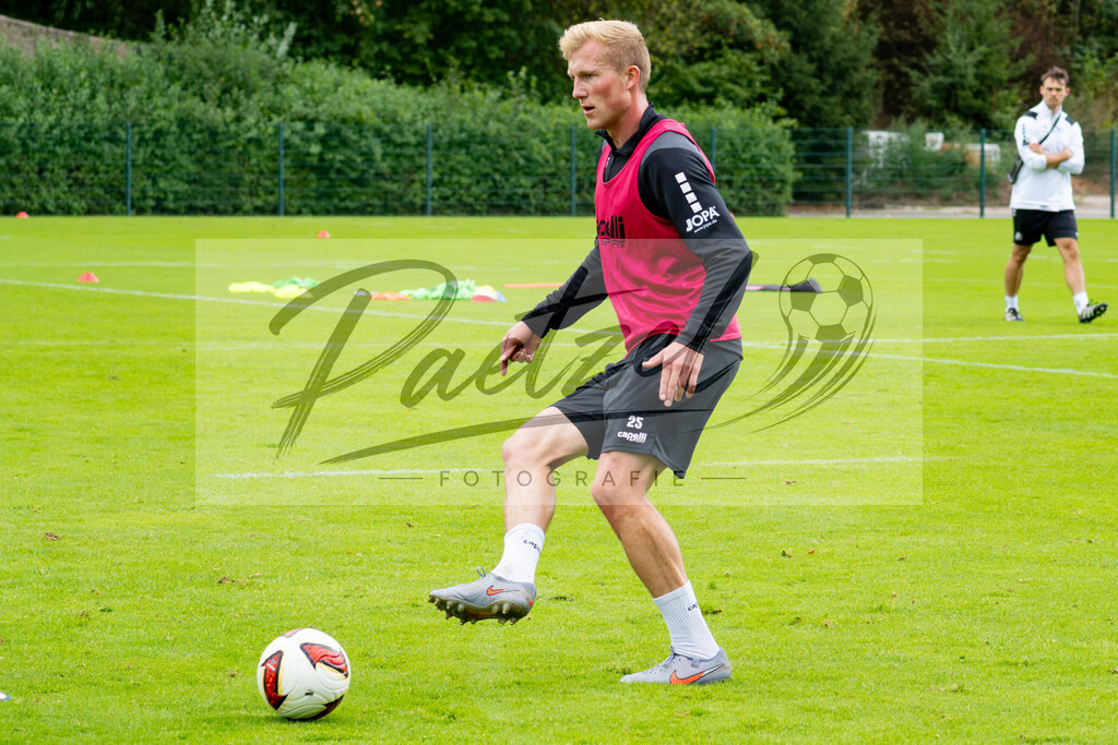20260909_TRAOSN_0327 | Fußball, Herren: Niklas Wiemann (VfL Osnabrück) in Aktion, am Ball, Einzelaktion beim Training des VfL Osnabrück am 09.09.2026 im Sportpark Illoshöhe in Osnabrück, Deutschland.(Foto von Nico Paetzel) - Realisiert mit Pictrs.com