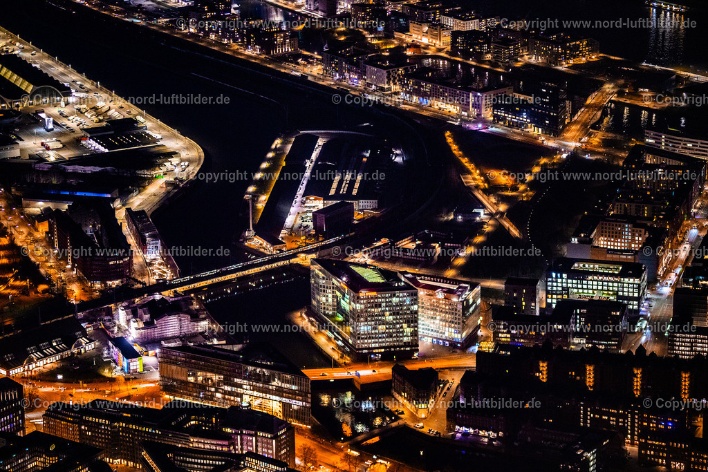 Hamburg_Hafencity_Oberhafen_Spiegelgebäude_ELS_7666060325 | HAMBURG 06.03.2025 Nacht- Lichter und Beleuchtung Bürogebäude des Verwaltungs- und Geschäftshauses " Der SPIEGEL-Verlag Rudolf Augstein GmbH &amp; Co. KG " an der Straße Ericusspitze im Ortsteil HafenCity in Hamburg, Deutschland. Weiterführende Informationen bei: SPIEGEL-Verlag Rudolf Augstein GmbH &amp; Co. KG. // Night lighting office building of the administration and commercial building " Der SPIEGEL-Verlag Rudolf Augstein GmbH &amp; Co. KG " on Ericusspitze street in the HafenCity district in Hamburg, Germany. Further information at: SPIEGEL-Verlag Rudolf Augstein GmbH &amp; Co. KG. Foto: Martin Elsen