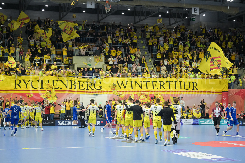Zug United vs HC Rychenberg - 22. February 2025 | Zug United vs HC RychenbergSporthalle Wankdorf, BernDie HCR-Spieler feiern den Treffer mit ihren Fans.Bild: Sportfotografie Markus Aeschimann | www.markus-aeschimann.ch - Realisiert mit Pictrs.com