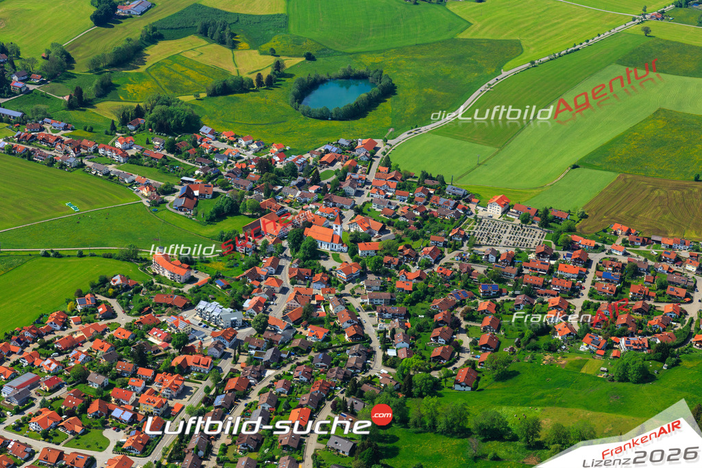 Die Luftaufnahme der Stadt Haldenwang wurde vom UL-Flugzeug heraus erstellt ( keine Drohne )- hohe Auflösung für beste Qualität