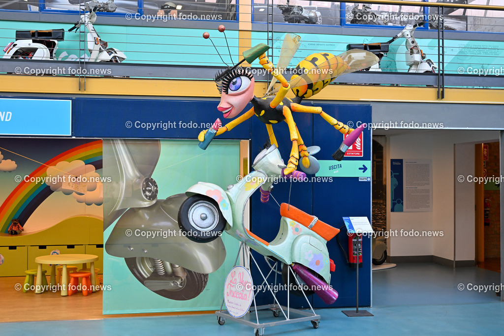 Italien_ Toskana_ Provinz Pisa_ Pontedera_ Vespa_ 29.05.2024-18 | 29.05.2024, Italien, ITA, Toskana, Pontedera im Bild Piaggio, Vespa, Museum

Piaggio ist ein italienischer Fahrzeughersteller mit Sitz in Pontedera. Das Unternehmen produziert verschiedene Mofas und Motorroller, unter anderem die Vespa, das Lastendreirad Ape sowie den Kleintransporter Porter. Zum Konzern gehören auch die Motorradmarken Aprilia, Derbi, Gilera, Laverda und Moto Guzzi. 
Quelle: Wikipedia