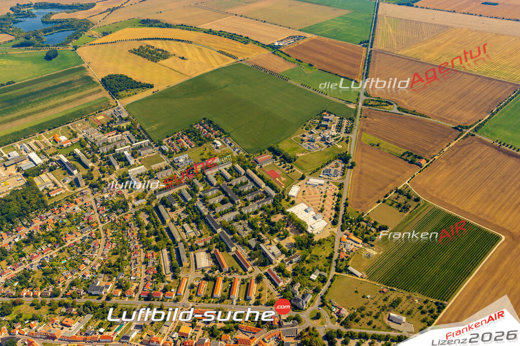 Stadt Querfurt von Oben- Die Luftaufnahme wurde 2025 vom UL-Flugzeug heraus erstellt ( keine Drohnenaufnahme ) - Hochauflösende Luftaufnahme - für Wandbilder und großformatige Ausdrucke geeignet. Das besondere Geschenk!Hier alle&nbsp;Infos zur Lizenzierung der LuftaufnahmeWir fliegen auch dieses Jahr wieder in Ihre Region um Luftbilder zu erstellen.- Luftbild anfragen