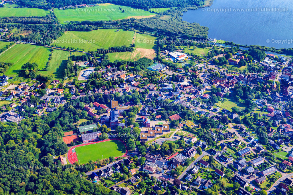 Bad_Berderkesa_ELS_9043050924 | GEESTLAND 05.09.2024 Schulgebäude und Sportplatz " Niedersächsische Internatsgymnasium " an der Seminarstraße in Geestland Bad Bederkesa im Bundesland Niedersachsen, Deutschland. // School building and sports field " Niedersaechsische Internatsgymnasium " on street Seminarstrasse in Geestland in the state Lower Saxony, Germany. Foto: Martin Elsen