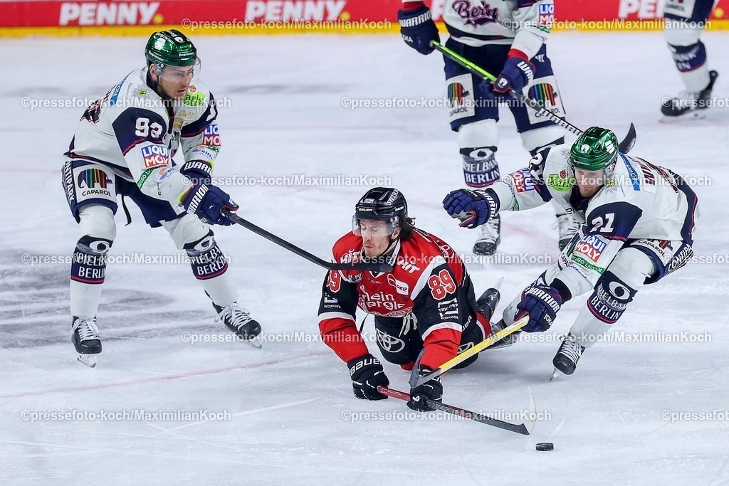 KEC15042601124 | 15.04.2026, Eishockey, DEL Halbfinale Play-Offs, Kölner Haie - Eisbären Berlin, Spiel 4, Lanxess-Arena Köln: Gregor MacLeod (Kölner Haie #89) im Zweikampf gegen  Leo Pföderl (Eisbären Berlin #93) und Manuel Wiederer (Eisbären Berlin #21) 