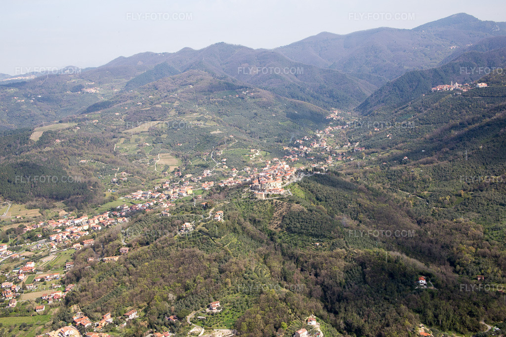 Aerial view: View of the town in Nicola in the state Liguria, Italy. – Photo: IMG_087154.jpg taken on 04/04/2016 by Werner Riehm/FLY-FOTO.com – Resolution of the original: 5472 x 3648 px