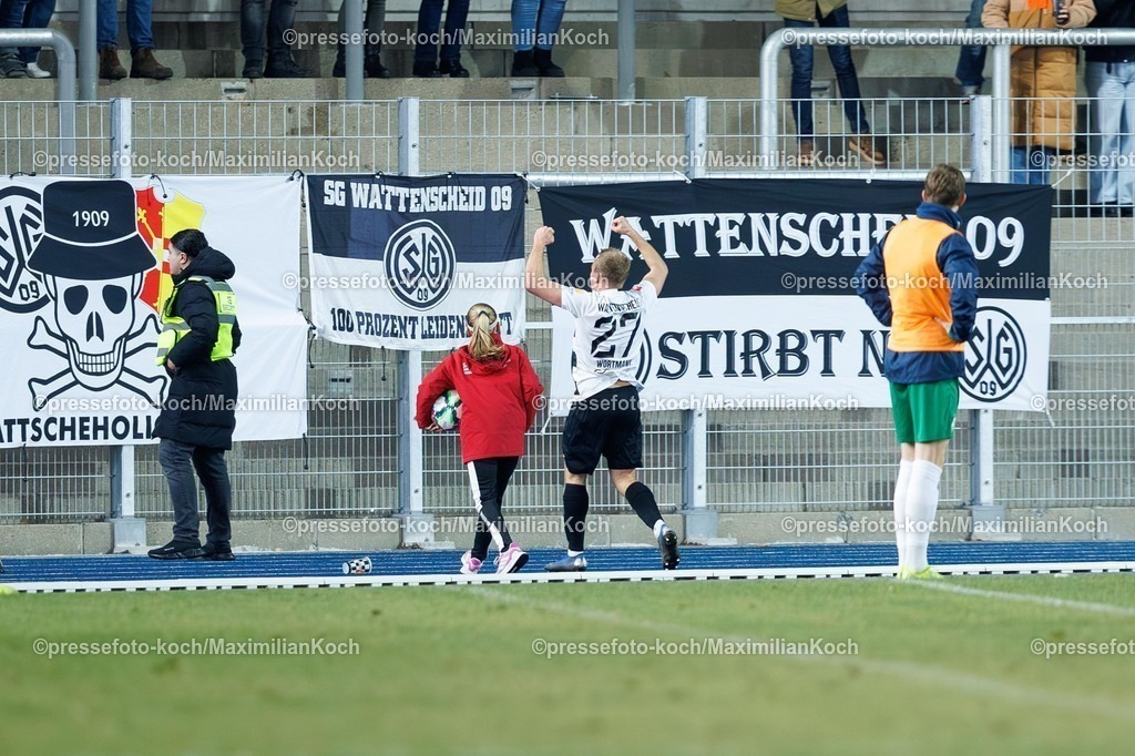 xKWIx03122501043 | 03.12.2025, xKWIx, Fußball, Westfalenpokal, Viertelfinale, SG Wattenscheid 09 - FC Gütersloh, Lohrheidestadion: Torjubel nach dem Tor zum 1:1 durch Fynn Broos(Wuppertaler SV #27) Photo: xKamilxWilkowskixPressefotoKochx