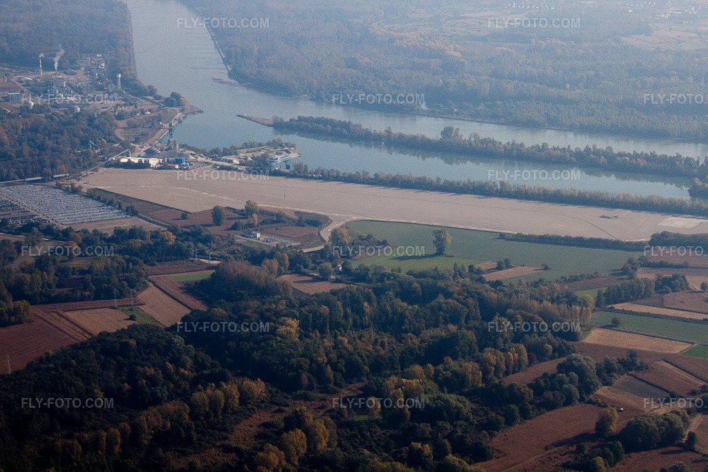 Aerial view: Rhine Terminal in Lauterbourg in the state Bas-Rhin, France. – Photo: IMG_45914.jpg taken on 10/16/2011 by Werner Riehm/FLY-FOTO.com – Resolution of the original: 4752 x 3168 px