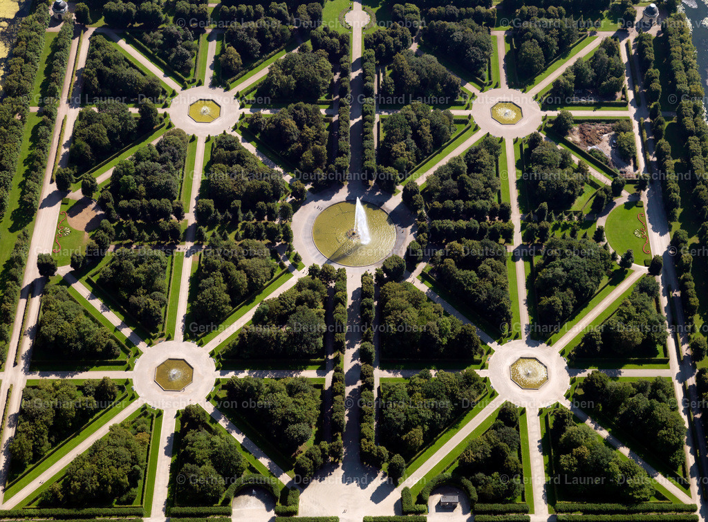 2787062 | HANNOVER 02.06.2020 Der Große Garten im Stadtteil Herrenhausen in Hannover im Bundesland Niedersachsen. Der Barockgarten an der Herrenhäuser Straße wurde im 17. Jahrhundert errichtet und besteht aus vielen Broderiemustern und der zentral gelegenen Glockenfontäne. // The big garden in the part of town of Herrenhausen in Hannover in the federal state Lower Saxony. The baroque garden in the mansions street was established in the 17th century and exists of many Broderie scrutinise and the centrally situated bell jet. Foto: Gerhard Launer