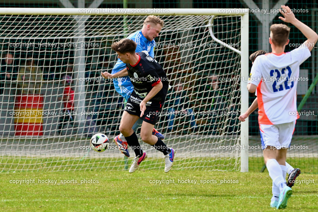 SV Rothenthurn vs. FC Dölsach | #39 Lukas Michael Unterlader FC Dölsach, #11 Florian Alfred Hackl SV Rothenthurn, #22 Marcel Ferdinand Granegger FC Dölsach, SV Rothenthurn vs. FC Dölsach, SV Rothenthurn vs. FC Dölsach am 04.04.2026 in Rothenthurn (Sportplatz Rothenthurn), Austria, (Photo by Bernd Stefan)