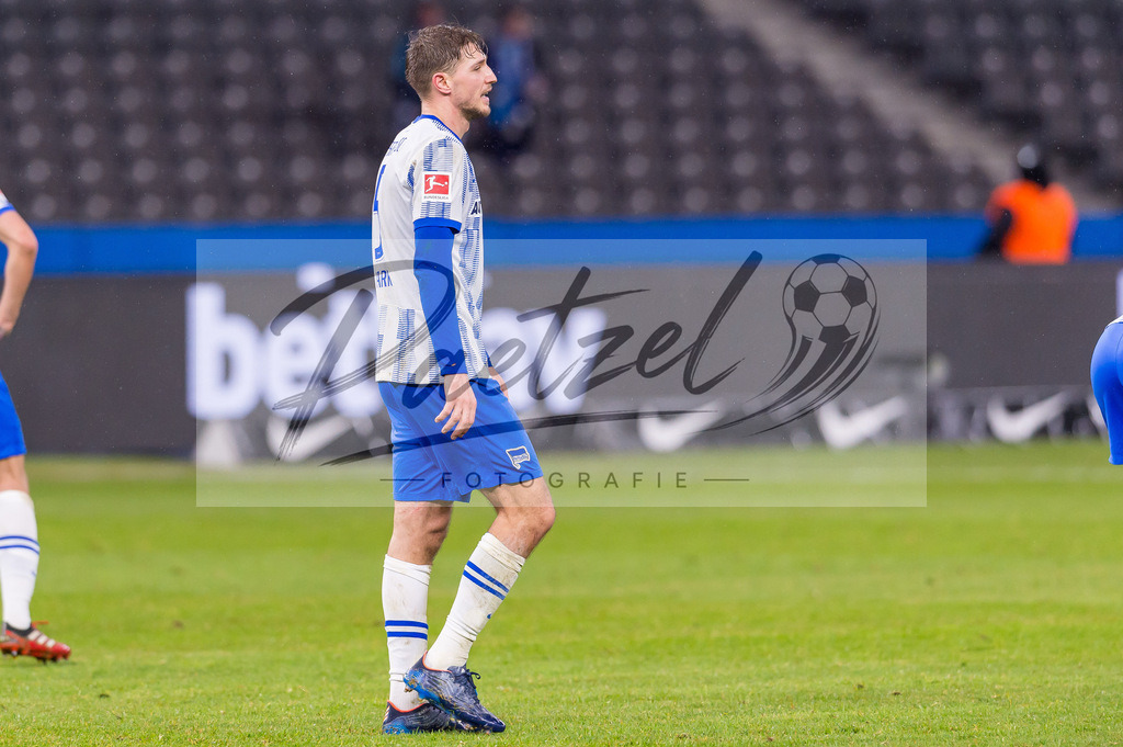 HERBOC20220204_069 | Fussball, Herren: Niklas Stark (Hertha BSC) enttaeuscht bei dem Spiel der 1. Bundesliga zwischen Hertha BSC und VfL Bochum im Olypiastadion am 04.02.2022 in Berlin, Deutschland.DFB / DFL REGULATIONS PROHIBIT ANY USE OF PHOTOGRAPHS AS IMAGE SEQUENCES AND/OR QUASI-VIDEO. - Realisiert mit Pictrs.com