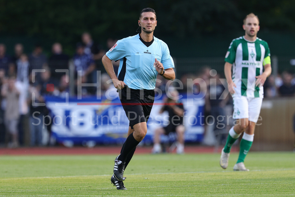 Fussball, Regionalliga Nord, SV Werder Bremen II - VfB Oldenburg | Schiedsrichter Furkan Cevdet Vardar