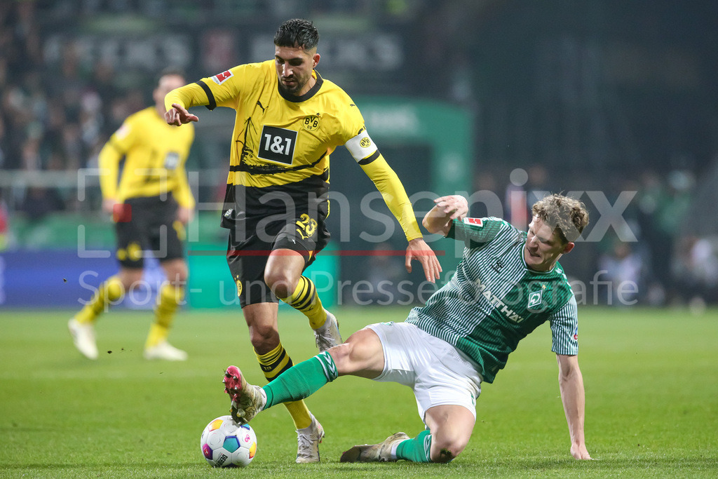 Fussball, Bundesliga, SV Werder Bremen - Borussia Dortmund | v.li.: Emre Can (Borussia Dortmund, BVB, 23) und Jens Stage (SV Werder Bremen, 6) im Zweikampf, Duell, Dynamik, Aktion, Action, Spielszene, DIE DFL-RICHTLINIEN UNTERSAGEN JEGLICHE NUTZUNG VON FOTOS ALS SEQUENZBILDER UND/ODER VIDEOÄHNLICHE FOTOSTRECKEN. DFL REGULATIONS PROHIBIT ANY USE OF PHOTOGRAPHS AS IMAGE SEQUENCES AND/OR QUASI-VIDEO.