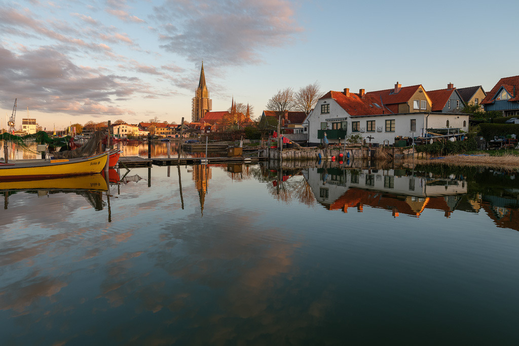 zeitenwende-farbe-01-04 | Frühes Morgenlicht setzt die Häuser, Boote und Brücken der Fischer auf dem Holm in Schleswig an der Schlei in Szene. - Realisiert mit Pictrs.com