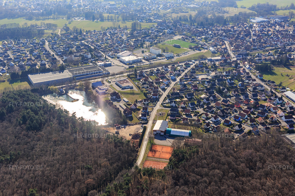 Vue aérienne: Vue de la ville depuis l'est à Mertzwiller dans le département Bas Rhin, France – .Photo: IMG_097474.jpg prise le 16/03/2017 par Werner Riehm/FLY-FOTO.eu – Résolution de l'original: 5472 x 3648 px