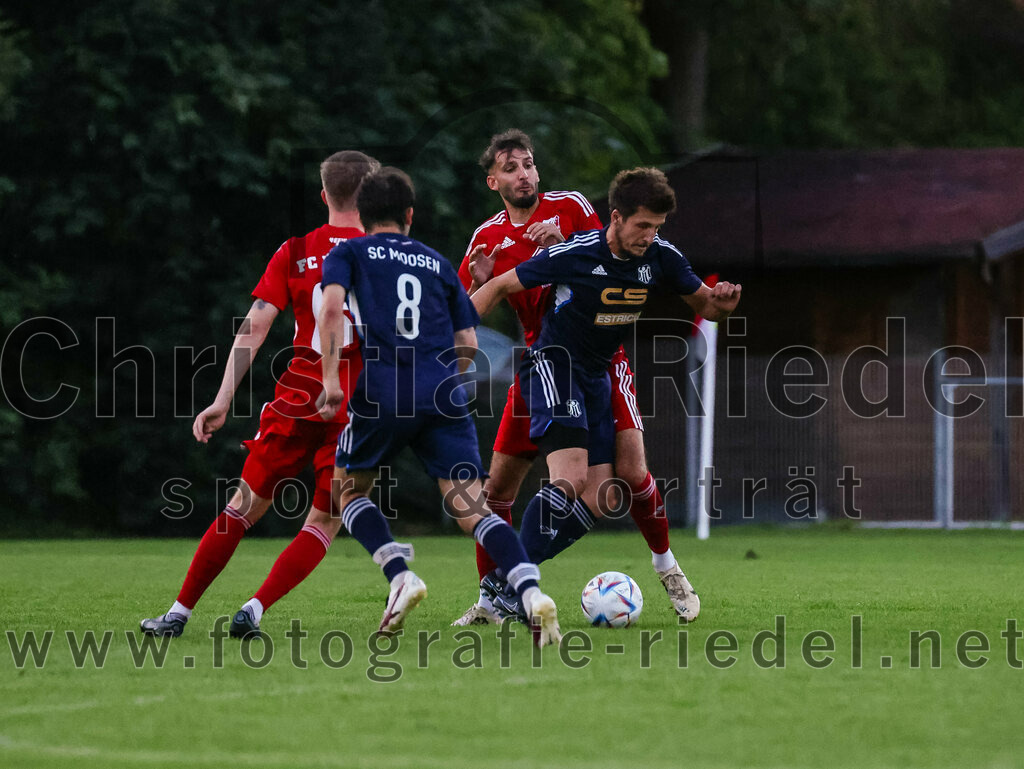 2023-08-22_025_FC_Finsing_gegen_SC_Moosen-Vils | Finsing, Deutschland, 22.08.2023:
Fußball, Kreisliga 2023 / 2024, 5. Spieltag, FC Finsing gegen SC Moosen/Vils, Endergebnis: 5:0

Marko Kaltner (SC Moosen/Vils, #8), Dominik Keuter (FC Finsing, #18), Maximilian Bauer (SC Moosen/Vils, #18)

Foto: Christian Riedel / fotografie-riedel.net
