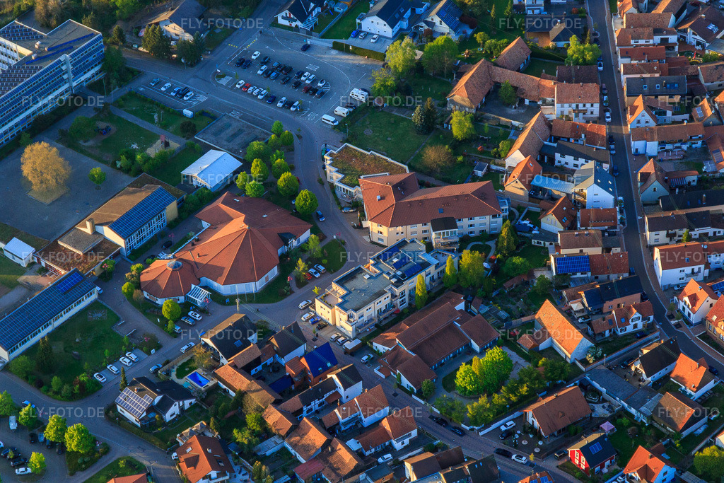 Luftbild: Kulturzentrum, Stadtbücherei und Jugendzentrum sowie ASB Seniorenzentrum Hagenbach in Hagenbach im Bundesland Rheinland-Pfalz in Deutschland. Foto: IMG_099246.jpg vom 23.04.2017 durch Werner Riehm/FLY-FOTO.deWWW.HAGENBACH.DE