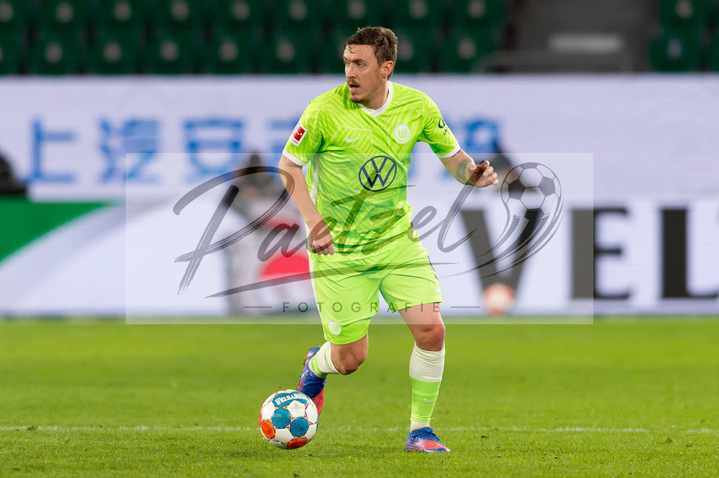 WOBFUE20220206_031 | Fussball, Herren: Max Kruse (VfL Wolfsburg) in Aktion, am Ball, Einzelaktion bei dem Spiel der 1. Bundesliga zwischen VfL Wolfsburg und SpVgg Greuther Fuerth in der Volkswagen Arena am 06.02.2022 in Wolfsburg, Deutschland.DFB / DFL REGULATIONS PROHIBIT ANY USE OF PHOTOGRAPHS AS IMAGE SEQUENCES AND/OR QUASI-VIDEO. - Realisiert mit Pictrs.com