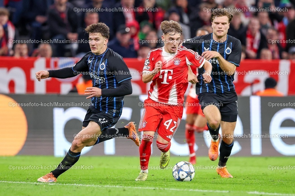 UCL22102501067 | 22.10.2025, Fußball, UEFA Champions League, FC Bayern München - Club Brügge, Allianz Arena, Saison 2025 2026: Lennart Karl&nbsp;(FC Bayern Muenchen #42) Regulations prohibit any use of photographs as image sequences and or quasi-video.im Zweikampf gegen  Hugo Vetlesen&nbsp;(Club Bruegge #10) Brandon Mechele&nbsp;(Club Bruegge #44) 