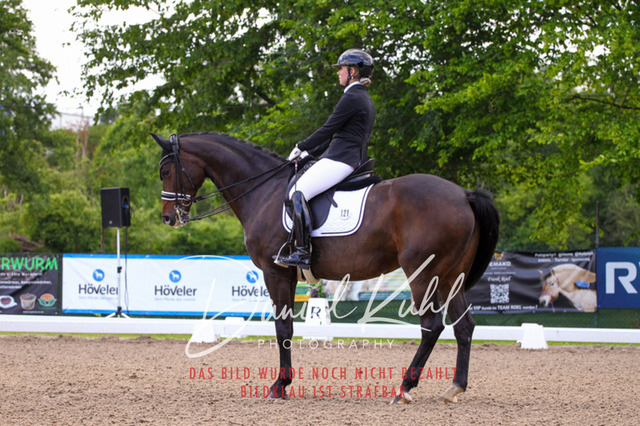 DKP40880 | Turnierfotos kaufen im Webshop von Daniel Kuhl Photography – entdecke professionelle Reitsportfotos aus Turnieren & Events. Hochwertige Turnierbilder online bestellen & sichern. Jetzt Fotos von Reitsportturnieren kaufen!