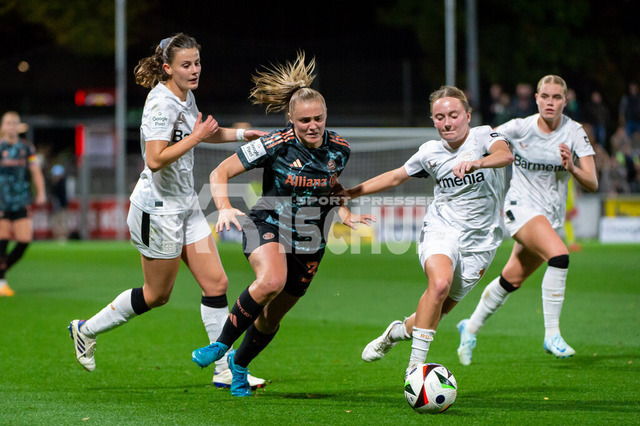 20241020NSZ_1928 | Georgia Stanway (Bayern München,No.31) im Duell mit Sofie Zdebel (Bayer Leverkusen,No.16)DEU, Leverkusen, 20.10.2024 Fußball, Frauen, Google Pixel Frauen-Bundesliga, Saison 2024/2025, 7. Spieltag, Bayer 04 Leverkusen - FC Bayern MünchenDIE DFB-RICHTLINIEN UNTERSAGEN JEGLICHE NUTZUNG VON FOTOS ALS SEQUENZBILDER UND/ODER VIDEOÄHNLICHE FOTOSTRECKEN - Realisiert mit Pictrs.com