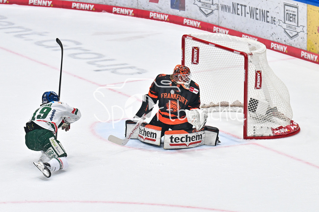 Löwen Frankfurt - Augsburger Panther | FRANKFURT, GERMANY - 19. DECEMBER: in dieser Szene trifft Riley DAMIANI (Augsburger Panther 19) zum 0-2 für den AEV / Tor / Torschuetze / Freude / Happy während dem Match zwischen den Löwen Frankfurt und den Augsburger Panthern am 29. Spieltag der Penny DEL in der Eissporthalle Frankfurt