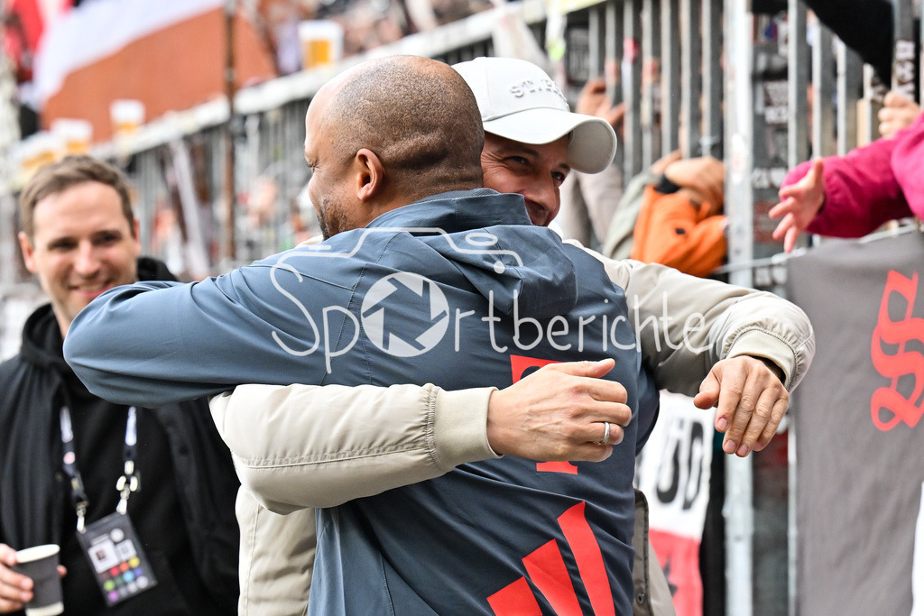 FC St. Pauli - FC Bayern München | ST. PAULI, DEUTSCHLAND - 11. APRIL: im Bild Alexander BLESSIN Trainer FC St. Pauli und Vincent KOMPANY Trainer FC Bayern München während dem Bundesligamatch zwischen dem FC St. Pauli und dem FC Bayern München am 29. Spieltag im Millerntor Stadion / DFL REGULATIONS PROHIBIT ANY USE OF PHOTOGRAPHS AS IMAGE SEQUENCES AND/OR QUASI-VIDEO