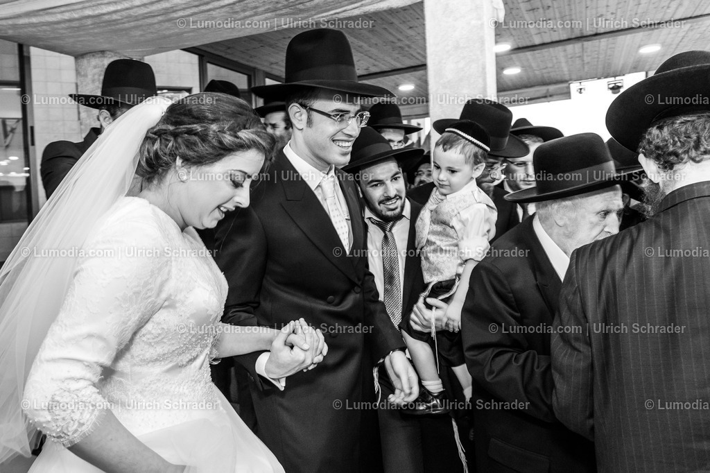 201608_Israel-125 | Jerusalem. Chaim und Scheffi wurden gerade von dem Rabbiner getraut. - Realisiert mit Pictrs.com