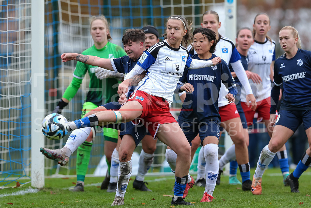Fussball, 2. Frauen-Bundesliga, Hamburger SV - SC Sand | v.li.: Fabienne Walaschewski (SC Sand, 2), Larissa Mühlhaus (Hamburger SV, 7) und Rio Takizawa (SC Sand, 24) im Zweikampf, Duell, Dynamik, Aktion, Action, Spielszene, DIE DFB-RICHTLINIEN UNTERSAGEN JEGLICHE NUTZUNG VON FOTOS ALS SEQUENZBILDER UND/ODER VIDEOÄHNLICHE FOTOSTRECKEN. DFB REGULATIONS PROHIBIT ANY USE OF PHOTOGRAPHS AS IMAGE SEQUENCES AND/OR QUASI-VIDEO.