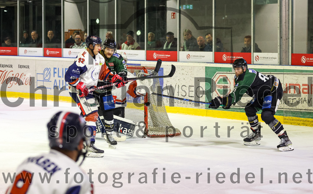 2023-03-07_126_TSV_Erding_gegen_ESC_Kempten | Erding, Deutschland, 07.03.2023:
Eishockey, Bayernliga Playoffs 2022 / 2023, Viertelfinale, TSV Erding gegen ESC Kempten, Endergebnis: 9:3

Maximilian Schäffler (ESC Kempten, #92), Elias Maier (Erding Gladiators, #15), Torwart David Blaschta (ESC Kempten, #1), Michael Trox (Erding Gladiators, #86)

Foto: Christian Riedel / fotografie-riedel.net