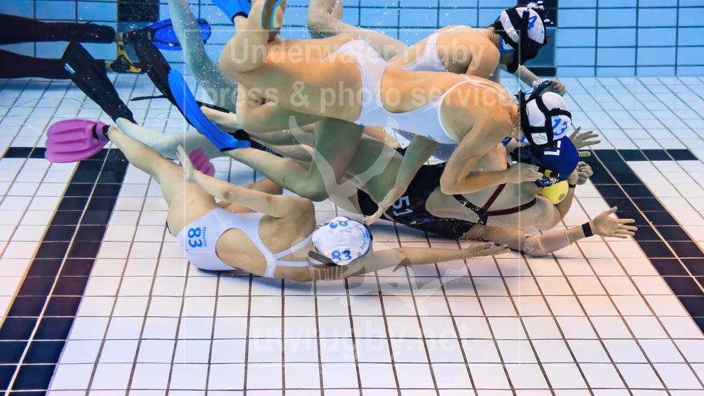Deutsche Damen-Meisterschaft im Unterwasser-Rugby 2023 - Bild 29 | Unterwasseraufnahme des Spieles: 
DUC Hamburg (blau) vs. SG Bayerische Damen (weiß) - Realisiert mit Pictrs.com