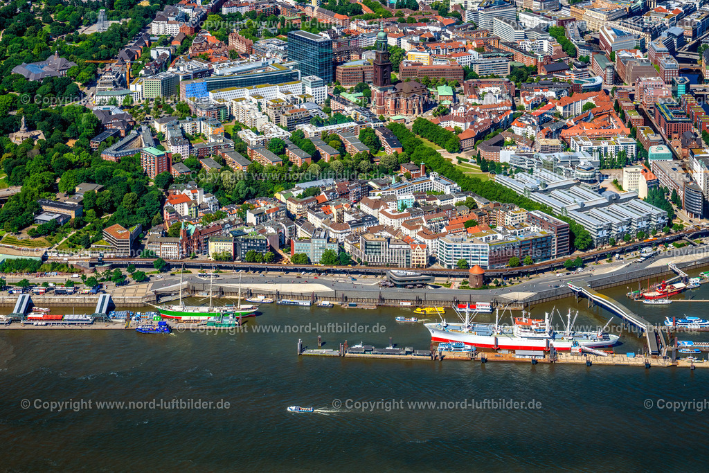 Hamburg_Hafen_Museumsschiffe_Rickmer_Rickmers_Cap_San_Diego_ELS_8386010725 | HAMBURG 20.06.2025 Stückgutfrachter und Museumsschiffe "Cap San Diego" "Rickmer Rickmers" an den Landungsbrücken der Hafenanlagen am Ufer des Fluß- Verlaufes der Elbe in Hamburg, Deutschland. Weiterführende Informationen bei: Cap San Diego Betriebsgesellschaft mbH,  Museumsschiff RICKMER RICKMERS. // Ship " Cap San Diego " and "Rickmer Rickmers" on port facilities on the banks of the river course of the Elbe in Hamburg, Germany. Further information at: Cap San Diego Betriebsgesellschaft mbH,  Museumsschiff RICKMER RICKMERS. Foto: Martin Elsen