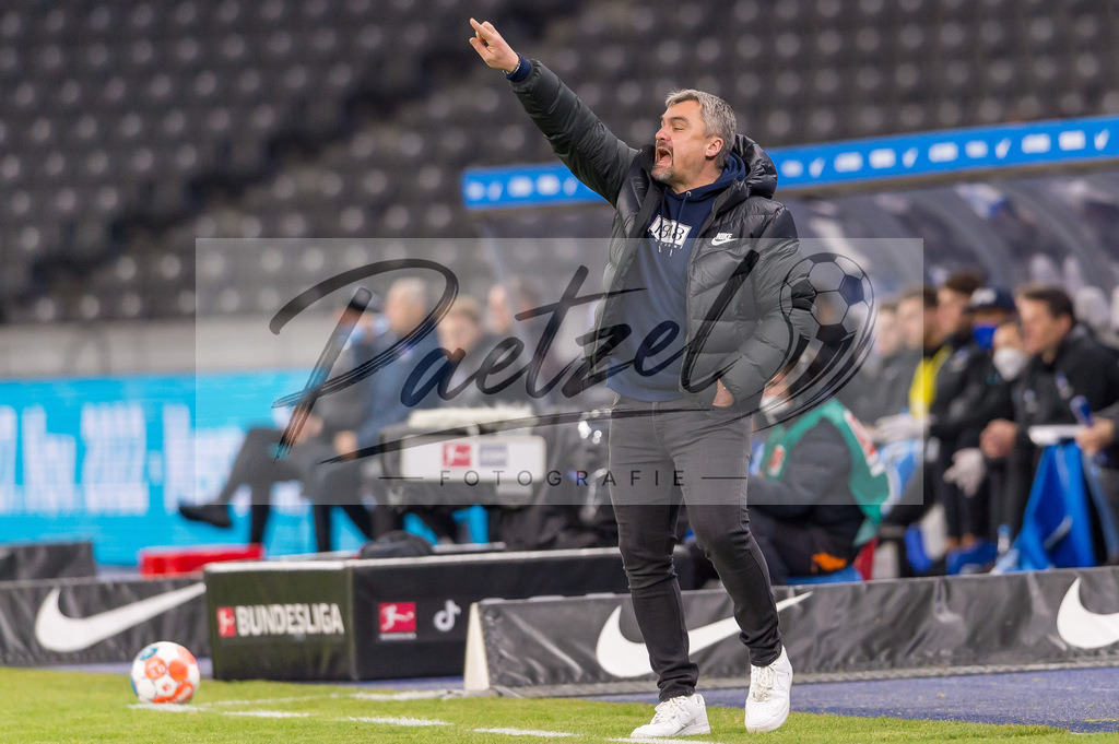 HERBOC20220204_203_1 | Fussball, Herren: Trainer Thomas Reis (VfL Bochum) gestikuliert, Gestik bei dem Spiel der 1. Bundesliga zwischen Hertha BSC und VfL Bochum im Olypiastadion am 04.02.2022 in Berlin, Deutschland.DFB / DFL REGULATIONS PROHIBIT ANY USE OF PHOTOGRAPHS AS IMAGE SEQUENCES AND/OR QUASI-VIDEO. - Realisiert mit Pictrs.com