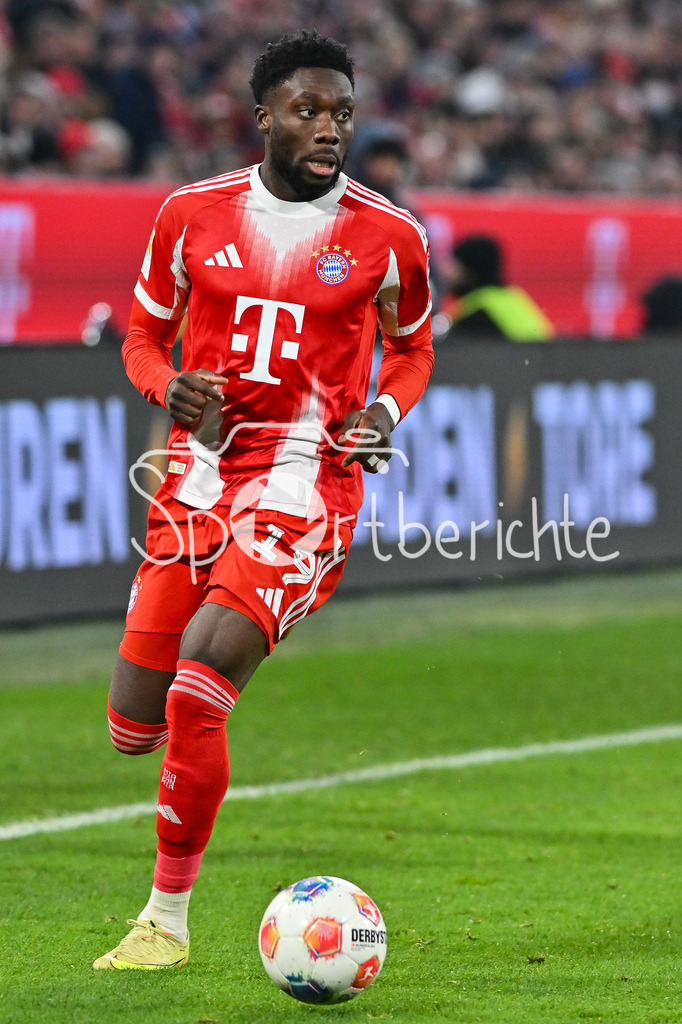 FC Bayern München - 1. FSV Mainz 05 | MUNICH, GERMANY - 14. DECEMBER: am Ball Alphonso DAVIES (FC Bayern Munich 19) / Einzelfoto / Freisteller  während dem Bundesligamatch zwischen dem FC Bayern München und dem 1. FSV Mainz 05 am 14. Spieltag in der Allianz Arena / DFL REGULATIONS PROHIBIT ANY USE OF PHOTOGRAPHS AS IMAGE SEQUENCES AND/OR QUASI-VIDEO