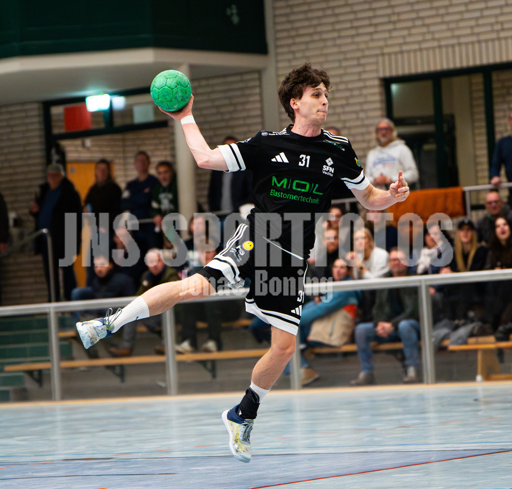 Handball I Herren I Saison 2025-2026 I Verbandsliga West I 13. Runde I SFN Vechta - HSG Varel II I 7555 | Simon Christopher Kaschke (31, SFN Vechta) - Realisiert mit Pictrs.com