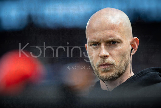 German Bundesliga,  1. FC Koeln - Bayer 04 Leverkusen, 25.04.2026 | KOELN, GERMANY - APRIL 25, 2026 :  Rene Wagner (Head Coach 1. FV Koeln) before the German Bundesliga match on gameday 31 between 1. FC Koeln - Bayer 04 Leverkusen at RheinEnergieSTADION on April 25, 2026 in Koeln, Germany. DFL REGULATIONS PROHIBIT ANY USE OF PHOTOGRAPHS AS IMAGE SEQUENCES AND/OR QUASI-VIDEO.