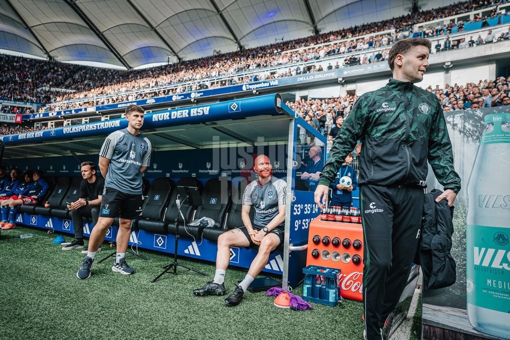 Fußball | Männer | Saison 2023/2024 | 2. Fußball-Bundesliga | 32. Spieltag | Hamburger SV vs. FC St. Pauli  | 03.05.2024 | v.l. Loic Fave (HSV), Rene Wagner (HSV) und Trainer Fabian Hürzeler (FC St. Pauli)