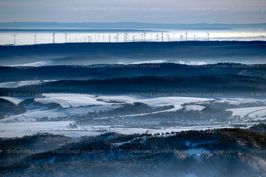 4044993 | HACHELBICH 14.02.2021 Winterlich schneebedeckte Windenergieanlagen ( WEA ) - Windrad- auf einem Feld in Hachelbich im Bundesland Thüringen, Deutschland. Weiterführende Informationen bei: Vestas Wind Systems A/S. // Wintry snowy wind turbine windmills on a field in Hachelbich in the state Thuringia, Germany. Further information at: Vestas Wind Systems A/S. Foto: Gerhard Launer