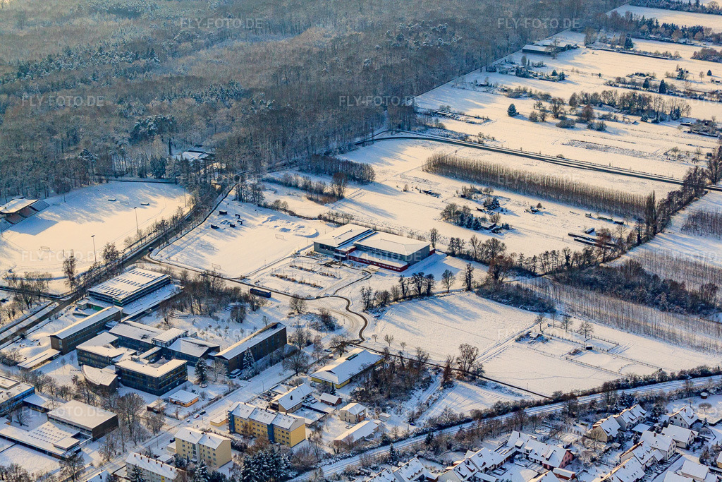 Luftbild: Schulzentrum und Bienwaldhalle im Winter bei Schnee in Kandel im Bundesland Rheinland-Pfalz in Deutschland. Foto: IMG_35920.jpg vom 18.12.2010 durch Werner Riehm/FLY-FOTO.de