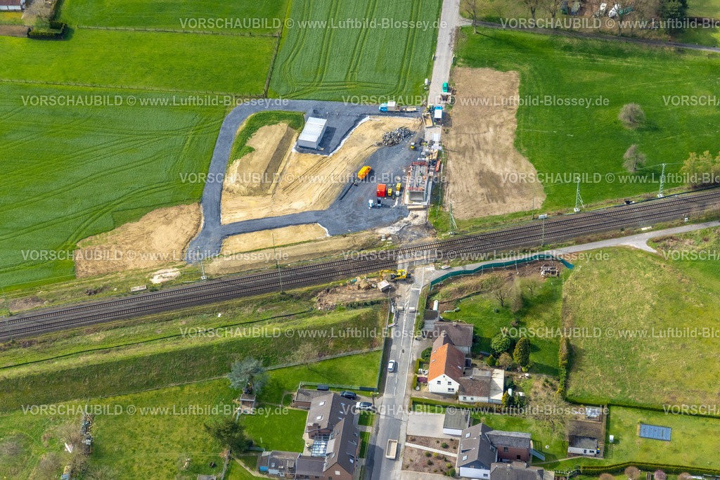 Voerde230300964Betuwe | Luftbild, Ausbau der Betuwe Linie zwischen Ruhrgebiet und den Niederlanden im Bereich Voerde zur dreigleisigen Bahnstrecke, , alle beschrankten Bahnübergänge werden entfallen oder durch Über- oder Unterführungen ersetzt werden. Vor allem ist die Ausbaumaßnahme für die Bahn mit der Verpflichtung verbunden, nunmehr Lärmschutz für die betroffenen Menschen zu gewähren. Stockum, Voerde, Niederrhein, Ruhrgebiet, Nordrhein-Westfalen, Deutschland