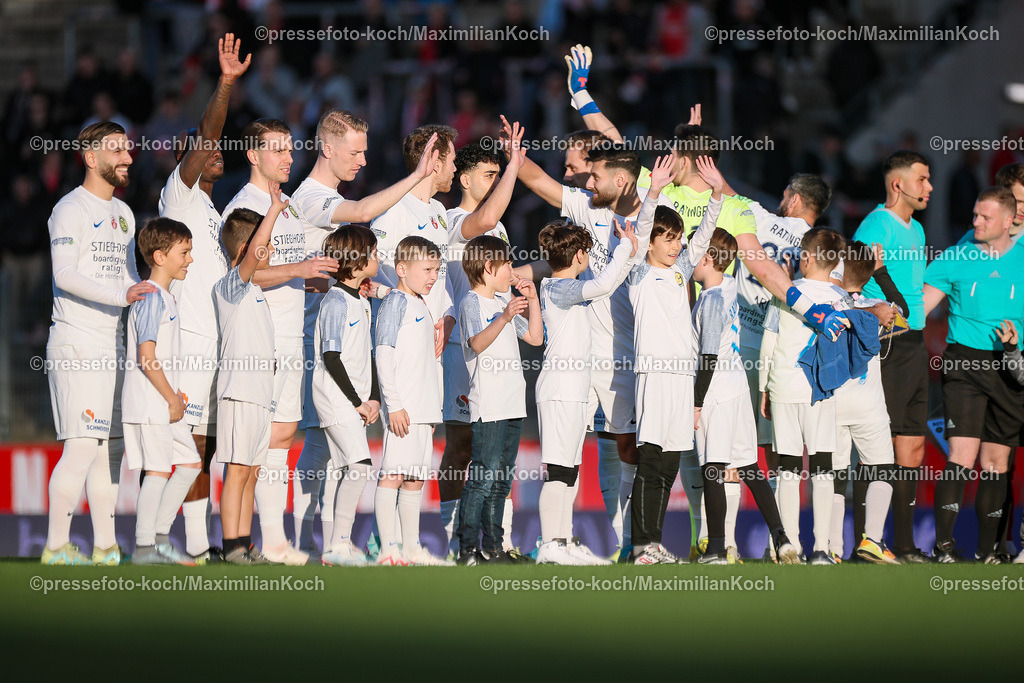 RWE10042401002 | 10.04.2024, Essen, Fußball, Niederrheinpokal Halbfinale, Stadion an der Hafenstraße, Rot-Weiss Essen – Ratingen 04/19:  Mannschaft Ratingen mit EInlaufkindern. 
DFB regulations prohibit any use of photographs as image sequences and or quasi-video.