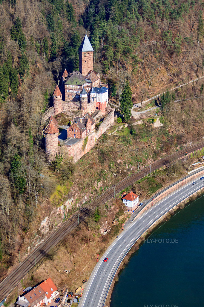 Luftbild: Schloss Zwingenberg über dem Neckar von Westen in Zwingenberg im Bundesland Baden-Württemberg in Deutschland. Foto: IMG_38108.jpg vom 12.03.2011 durch Werner Riehm/FLY-FOTO.deWWW.SCHLOSS-ZWINGENBERG.DE