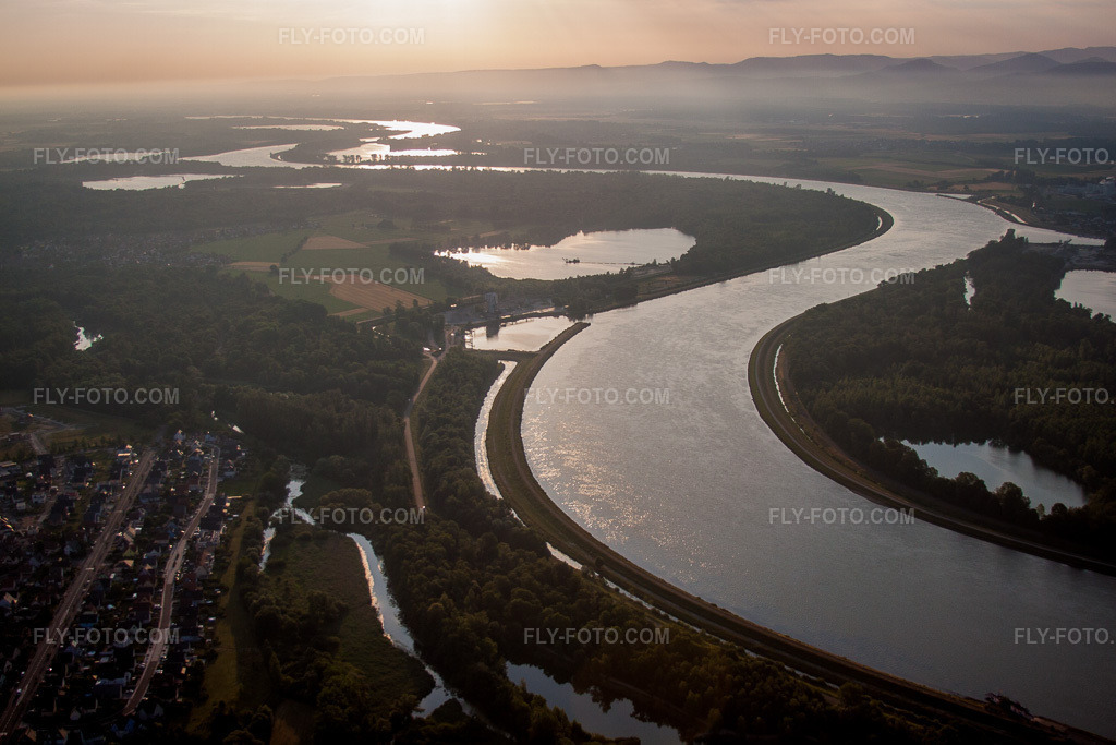 Aerial view: Curved loop of the riverbanks on the German-French border, river course in Drusenheim in the state Bas-Rhin, France. – Photo: IMG_68025.jpg taken on 06/19/2014 by Werner Riehm/FLY-FOTO.com – Resolution of the original: 4752 x 3168 px