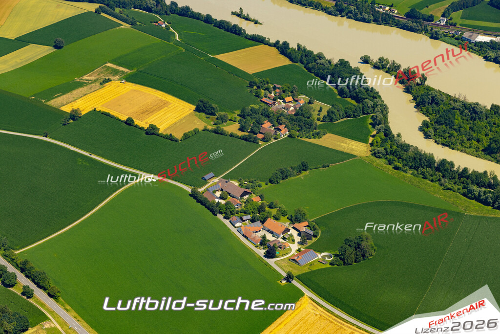Aktuelles Luftbild von  Neuhaus am Inn - Die Luftaufnahme wurde 2022 mittels UL-Flugzeug erstellt ( keine Drohne ) - hochauflösende Kamera-Systeme von  Canon -Beste Qualität - Für grossformatige Ausdrucke geeignet. Die Geschenkidee !