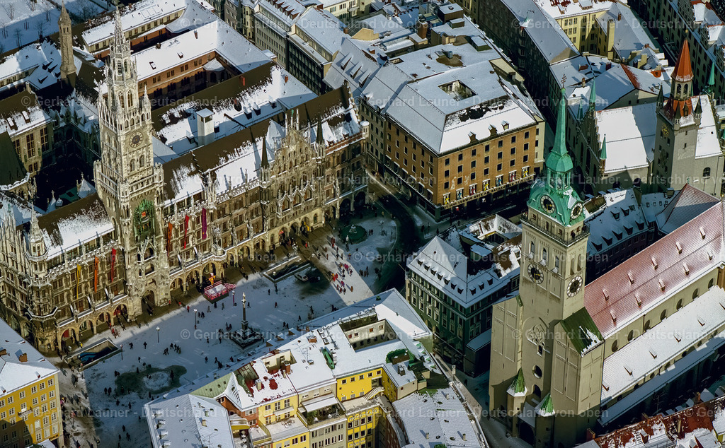 7000421 | München, Marienplatz mit Rathaus und Peterskirche im Winter