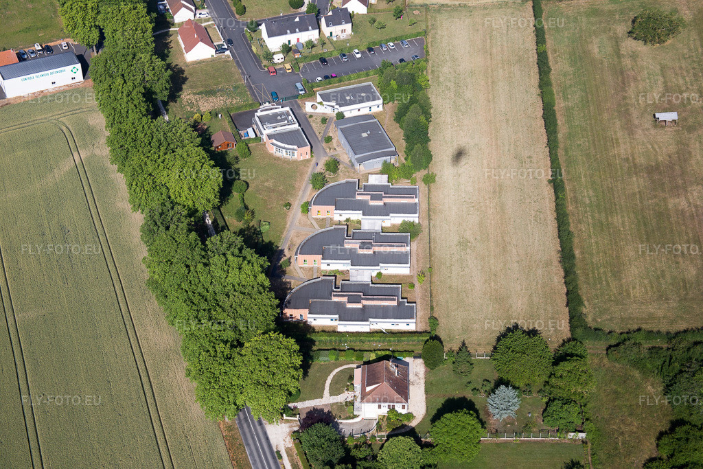 Vue aérienne: Vue de la ville à Montoire-sur-le-Loir dans le département Loir et Cher, France.Photo: IMG_081137.jpg prise le 19/06/2015 par Werner Riehm/FLY-FOTO.euRésolution de l'original: 5472 x 3648 px