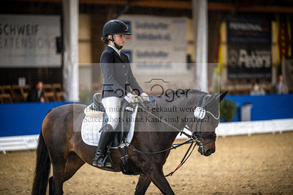 DOS_0016 | Entdecke hochwertige Reitturnierfotos von Foto Oger. Professionell, emotional und authentisch – jetzt Lieblingsmomente im Shop bestellen.Deutschlandweite Turnierfotografie. - Realisiert mit Pictrs.com