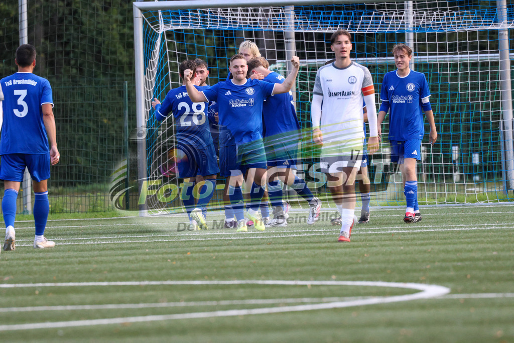 TuS Bruchmühlen - Bünder SV | Auf dem Bild zu sehen: blau TuS Bruchmühlen: Jubeltraube 2:0, vorne Weg: Justin Höhne TuS Bruchmühlen, Bünder SV, Saison 26/27, Kreisliga A, Bruchmühlen, Deutschland - Realisiert mit Pictrs.com