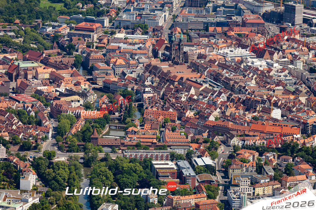 Aktuelles Luftbild von Altstadt - Saint Lorenz nuernberg - Die Luftaufnahme wurde 2020 mittels UL-Flugzeug erstellt ( keine Drohne ) - hochauflösende Kamera-Systeme von  Canon -Beste Qualität - Für grossformatige Ausdrucke geeignet. Die Geschenkidee !