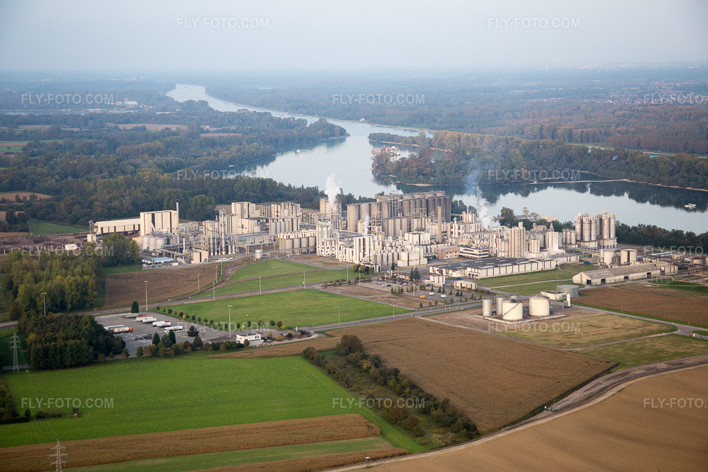 Aerial view: Industry in Beinheim in the state Bas-Rhin, France.Photo: IMG_074439.jpg taken on 10/04/2014 by Werner Riehm/FLY-FOTO.comResolution of the original: 5472 x 3648 px